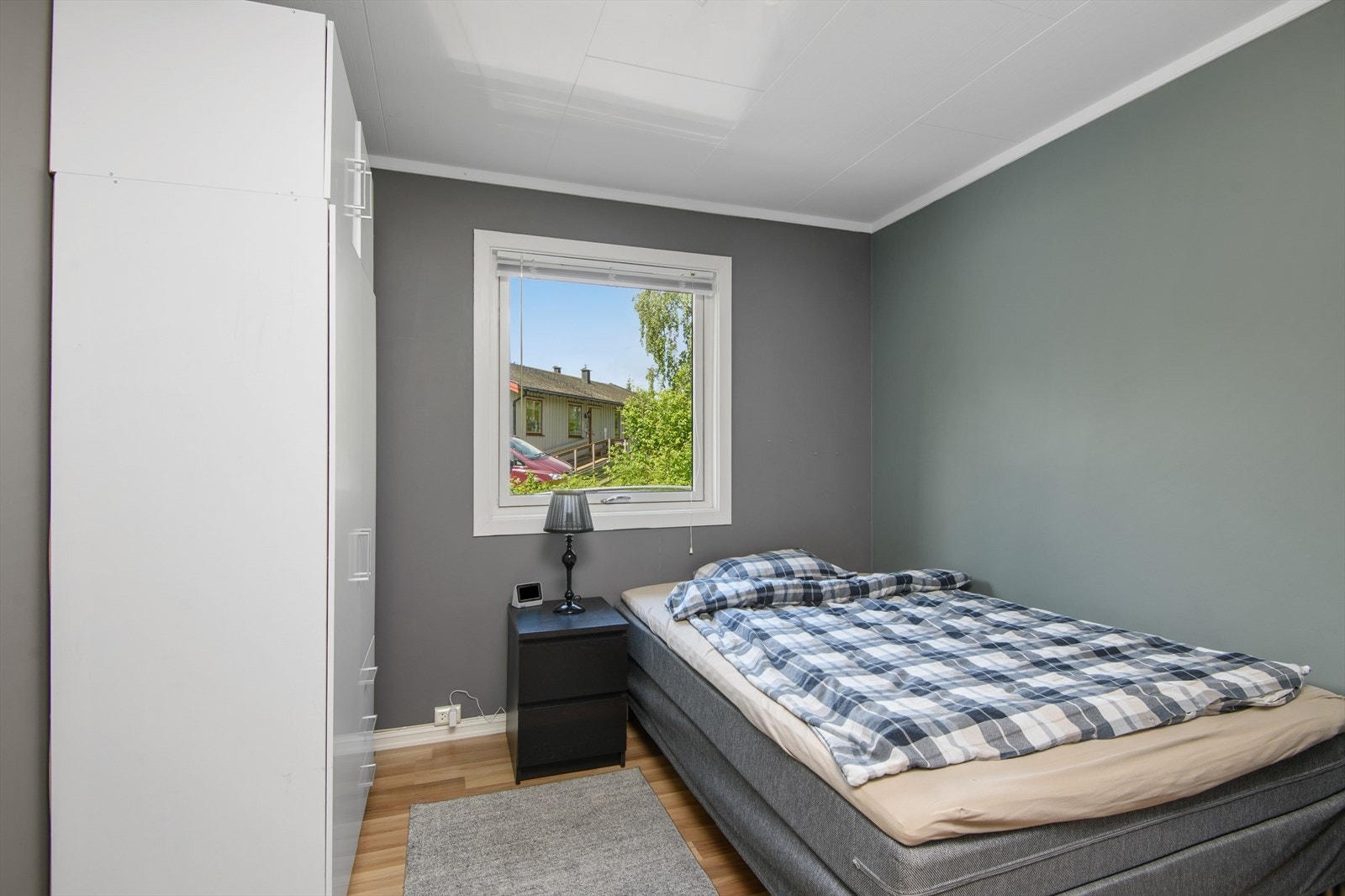 Boligen har lyse soverom med god lagringsplass. Galleribilde