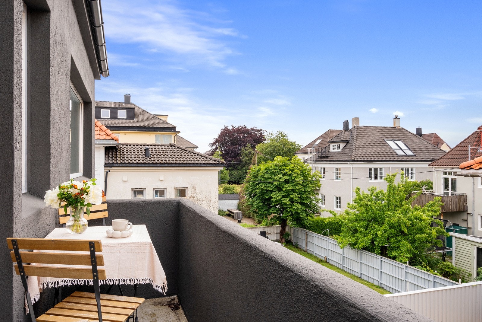 Solrik balkong med sol på sommeren fra morgen til ca. 17:30. Galleribilde