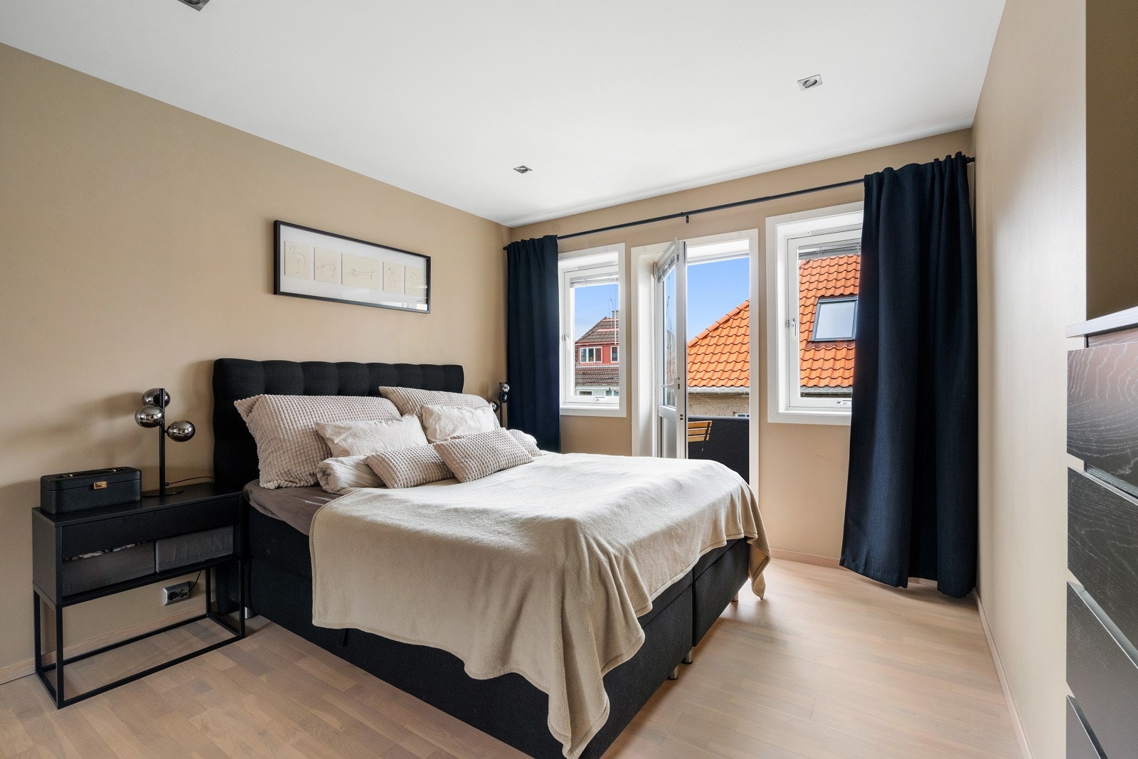 Hovedsoverom av god størrelse med videre tilkomst til balkong. Galleribilde