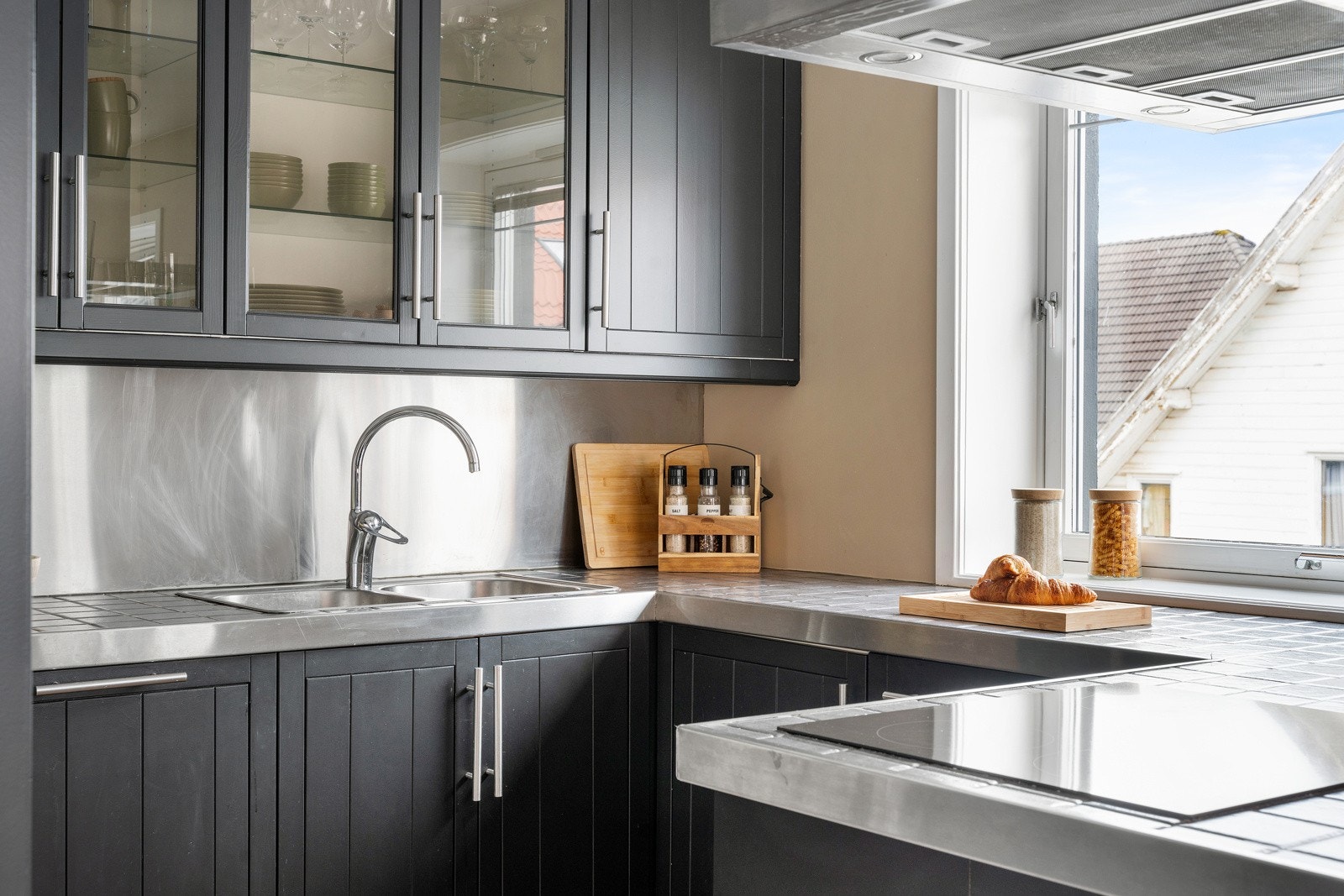 Kjøkkenet er malt og fremstår svært innbydende. Galleribilde