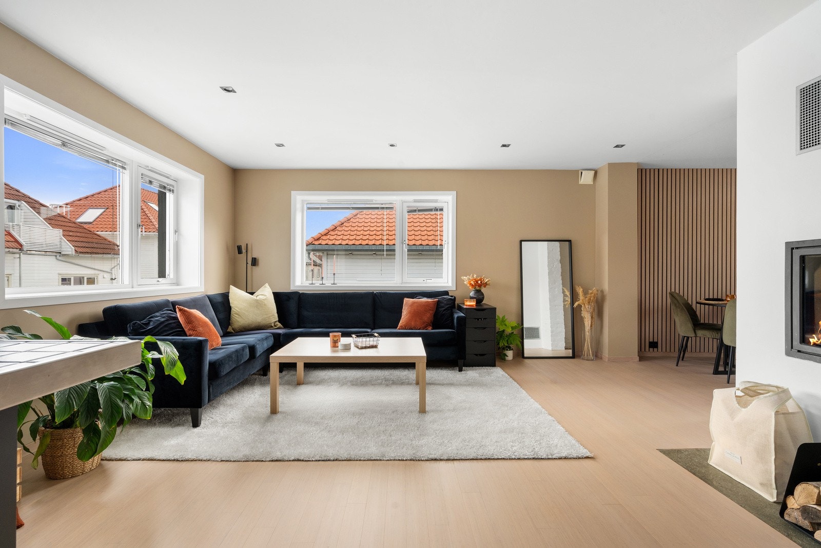 Gjennomgående for leiligheten er store vindusflater som gir godt med naturlig lysinnslipp. Galleribilde