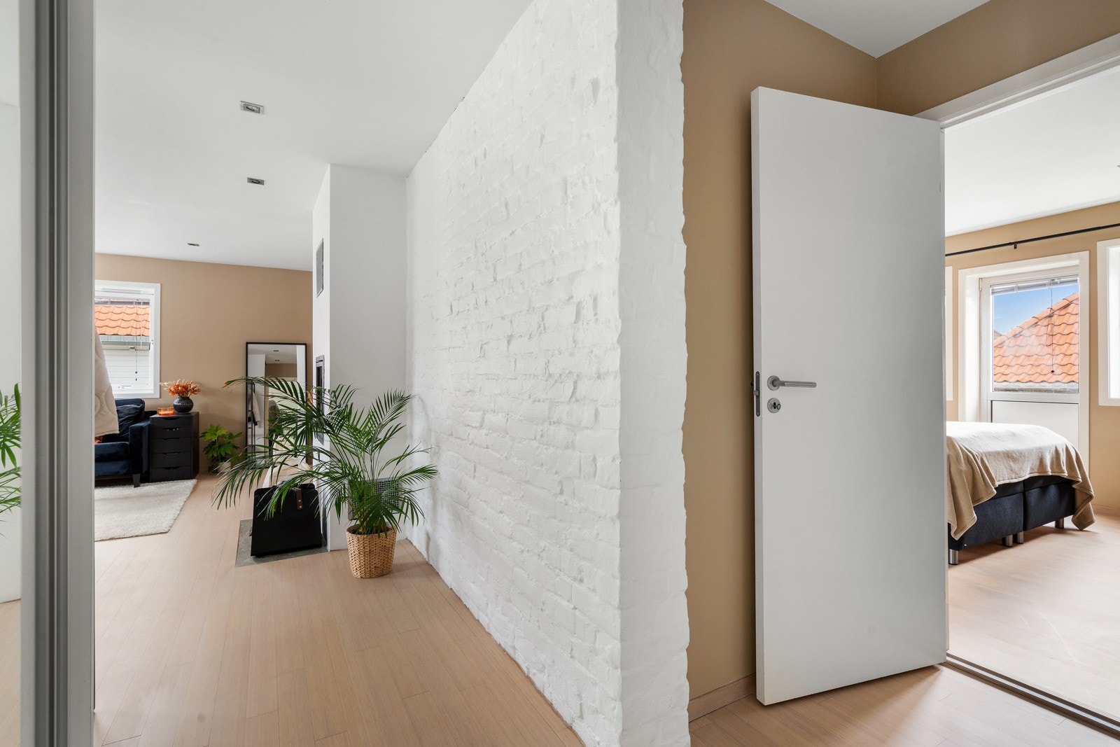 Romslig entré/gang. Galleribilde