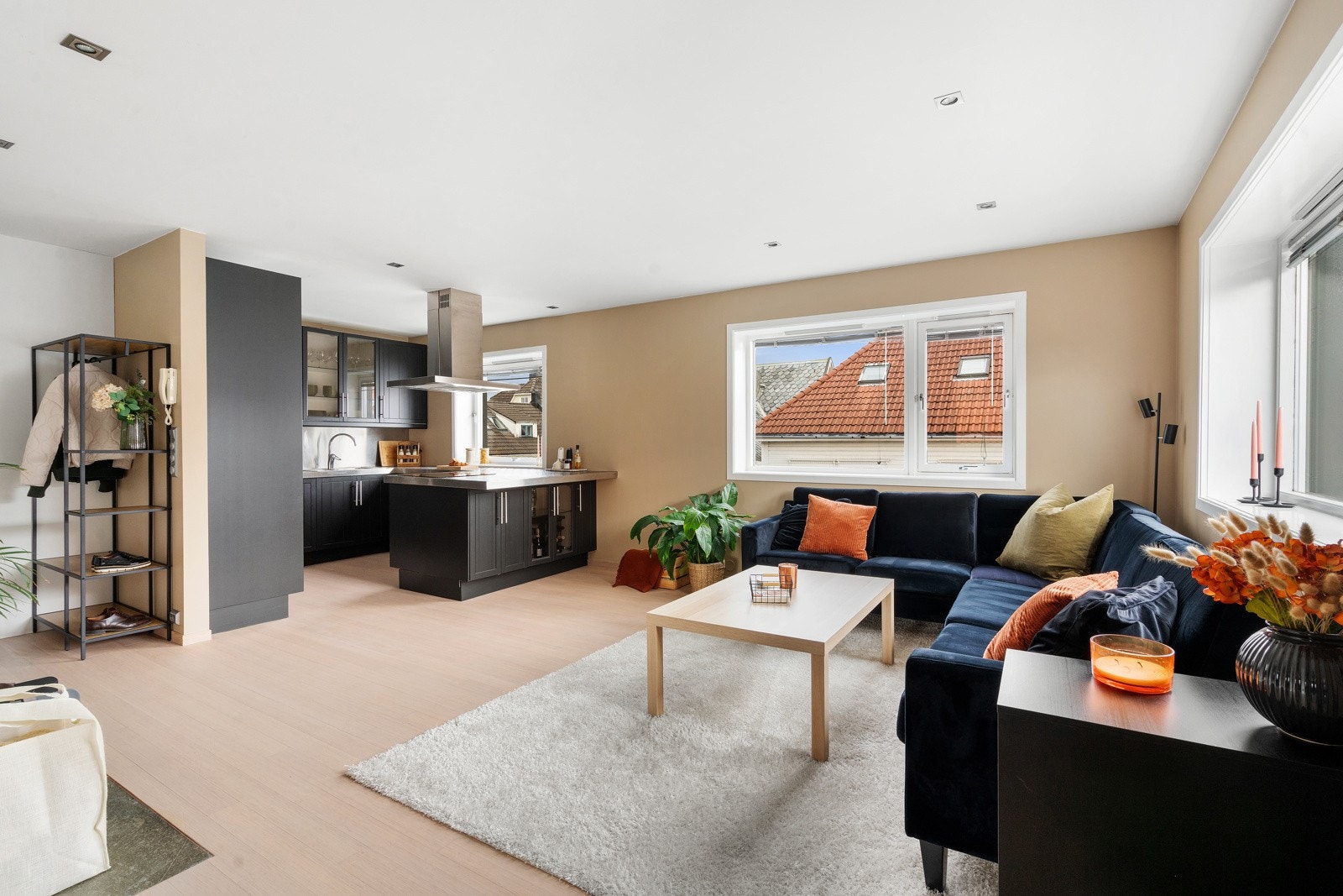 Vegger i leiligheten er malt i 2022 og gulvet ble lakkert i 2024. Galleribilde