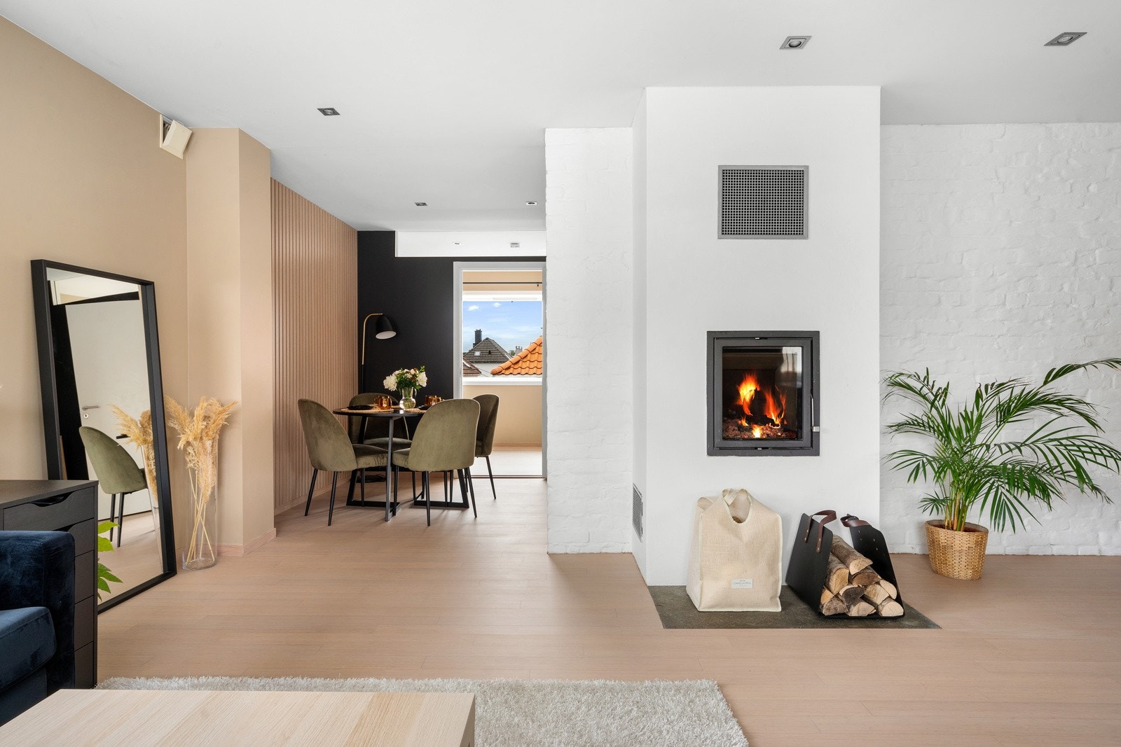 Leiligheten ligger i byggets 3. etasje og inneholder: Entré/stue/kjøkken, 2 Soverom, Bad/vaskerom Galleribilde