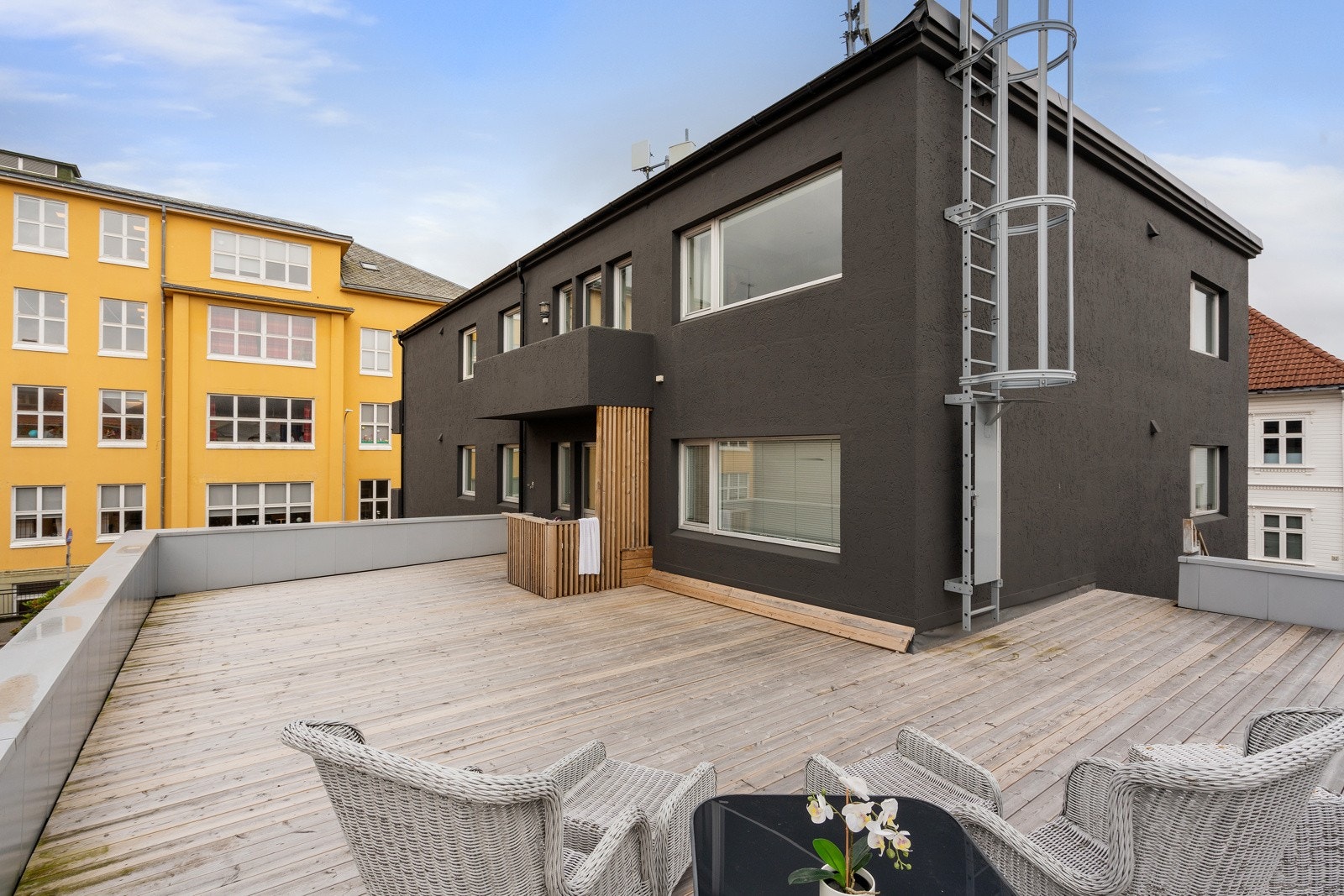 Herlig, solrik felles terrasse som fritt kan benyttes av sameiets beboere. Galleribilde