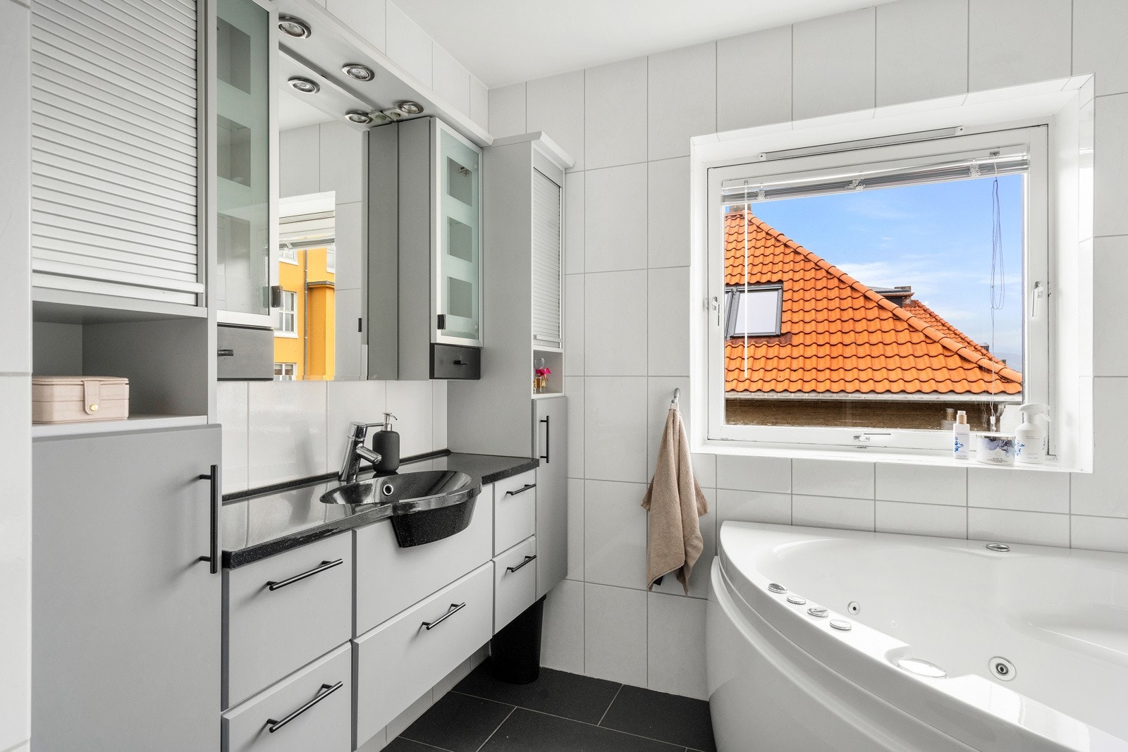 Pent, flislagt bad med varme i gulv. Galleribilde