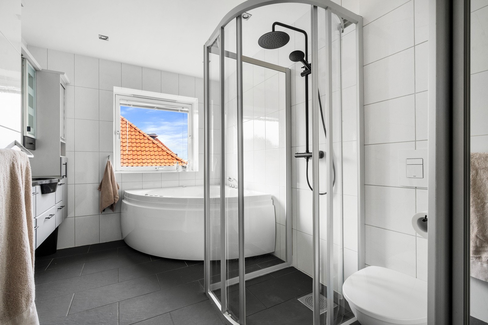 Badet inneholder det man måtte behøve samt egen nisje for vaskemaskin og tørketrommel. Galleribilde