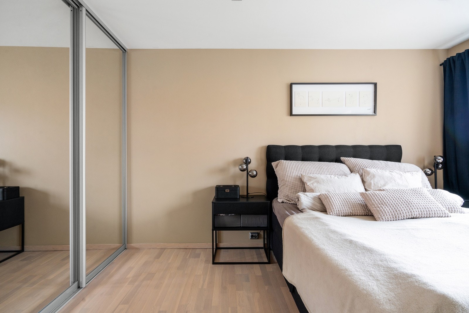 Soverommet er utstyrt med stor skyvedørsgardrobe med speilfronter. Galleribilde