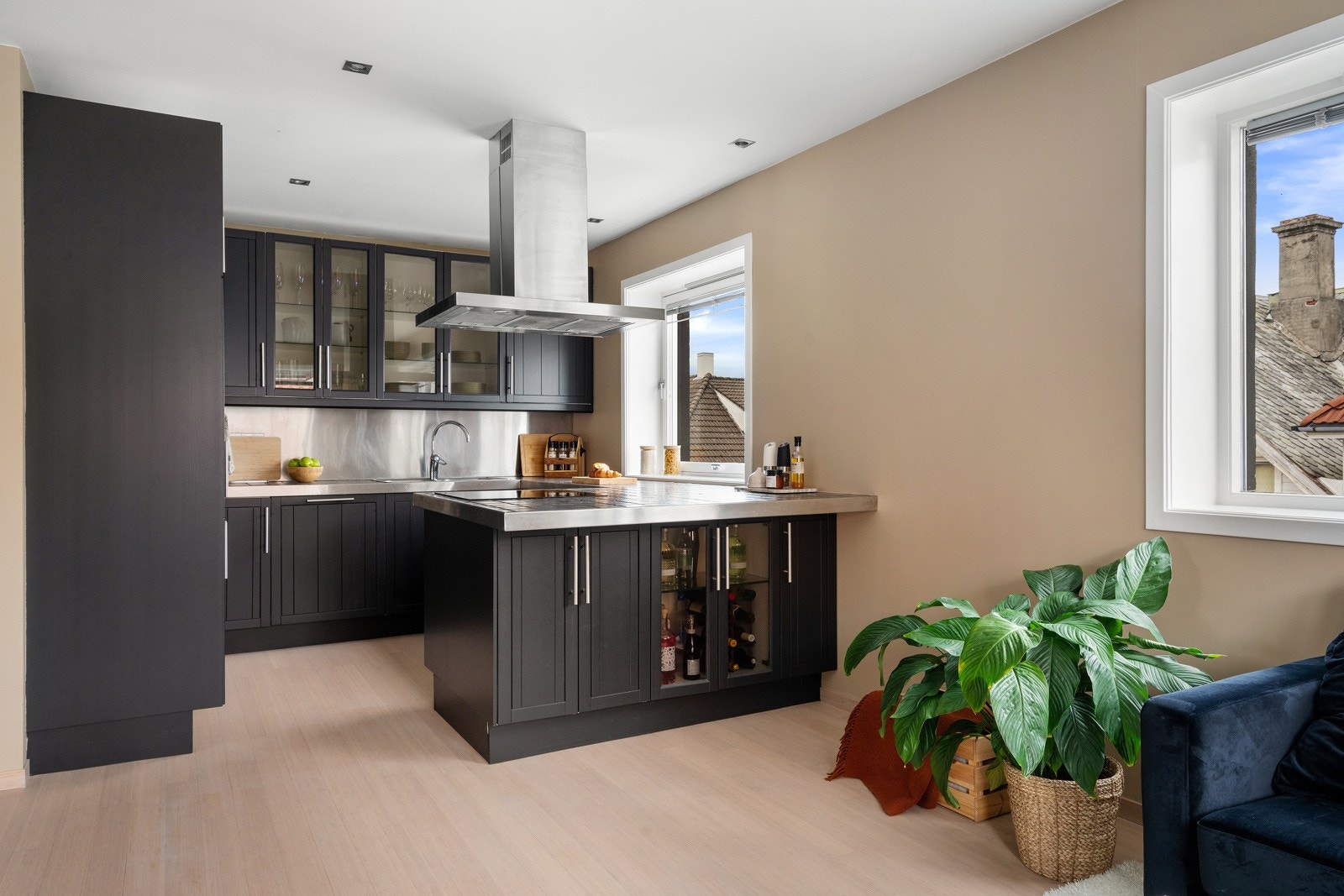 Dette er en lekker og romslig 3-roms leilighet med sentral og etterspurt beliggenhet på Storhaug. Galleribilde