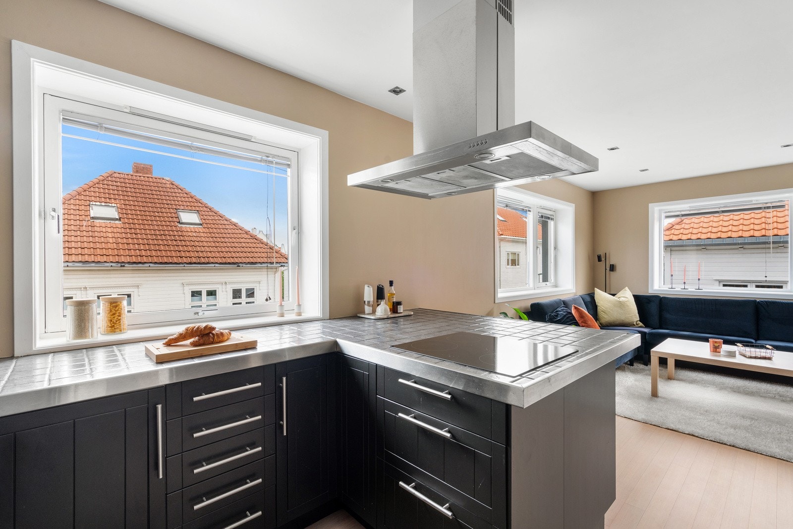 Hvitevarer på kjøkkenet medfølger handelen. Galleribilde