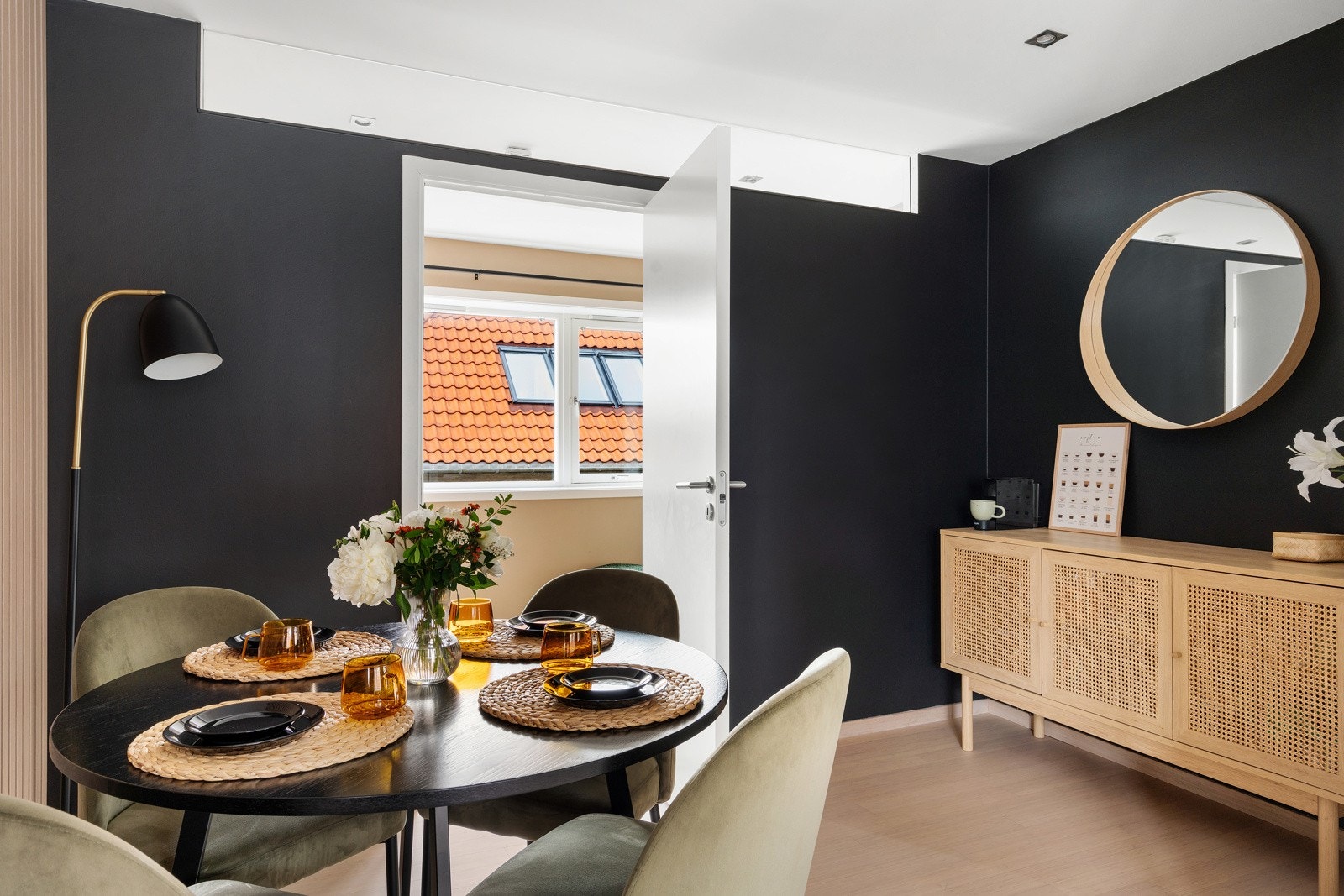 Leiligheten er utformet slik at man har en egen spisestue. Galleribilde