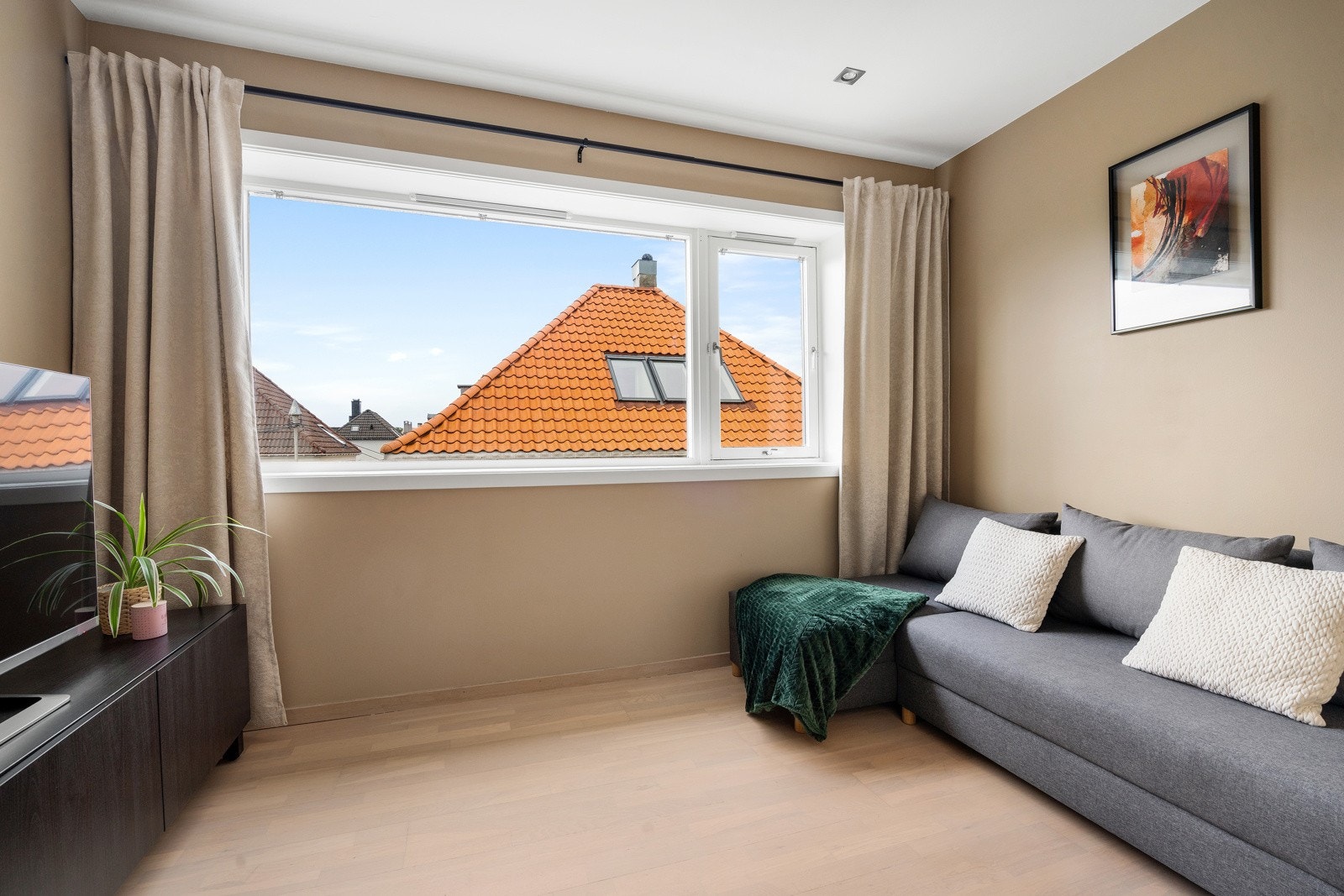 Et av leilighetens 2 soverom. Felles for begge soverommene er den gode størrelsen. Galleribilde