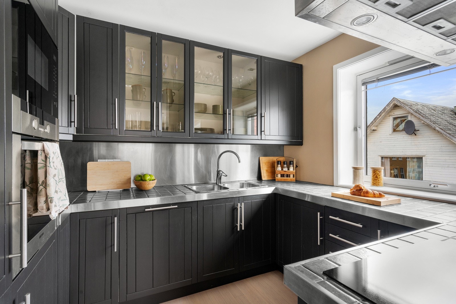 Velustyrt kjøkken med god skap- og benkeplass. Galleribilde