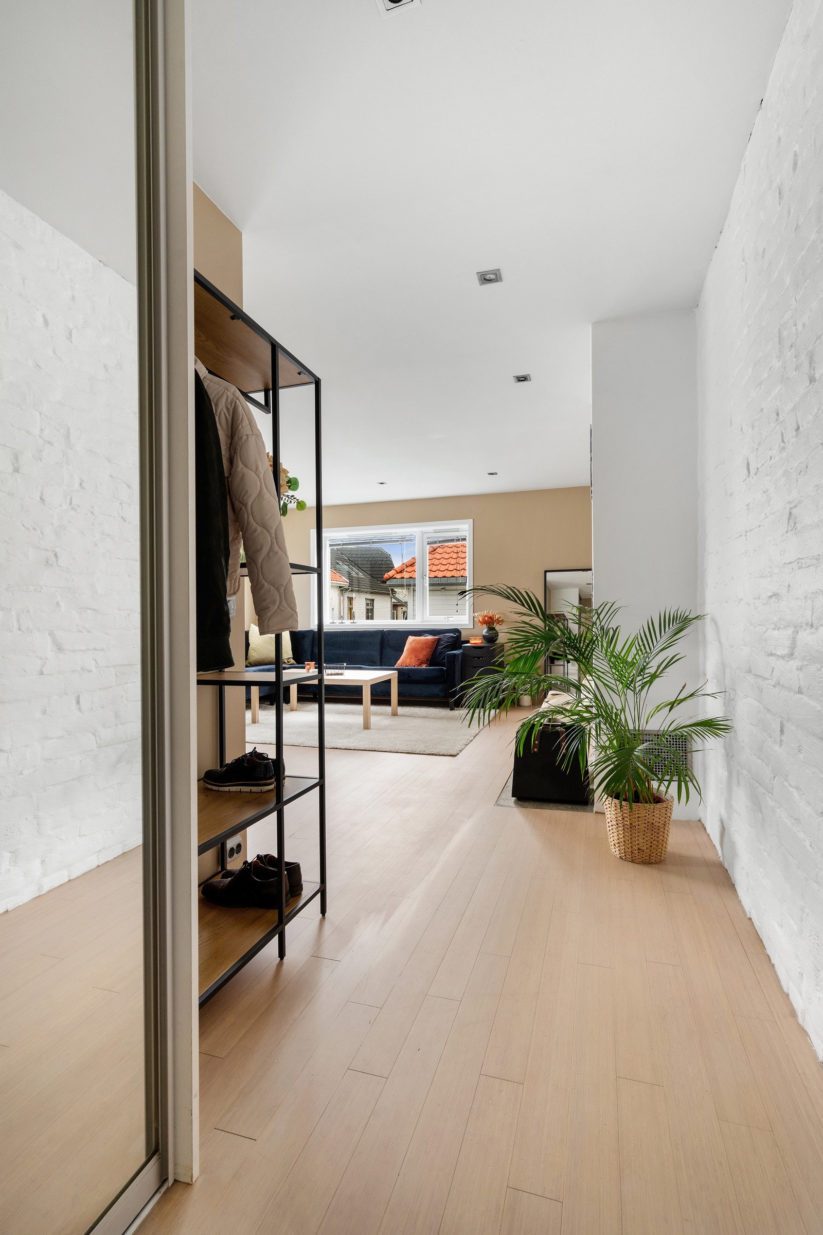 God plass til yttertøy i skyvedørsgardrobe og hyllesystem. Galleribilde