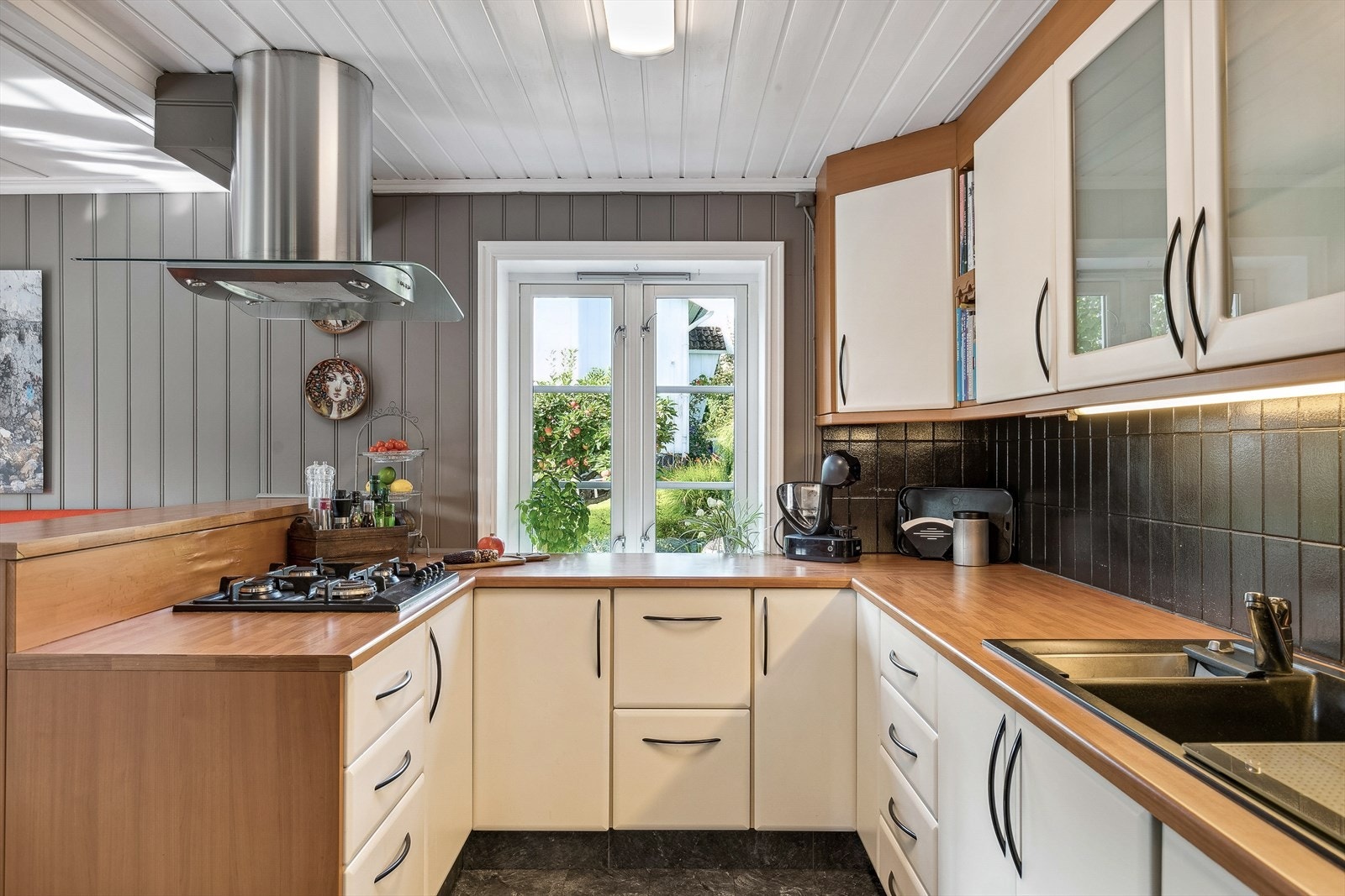 Meter på meter med skap og benkplass Galleribilde