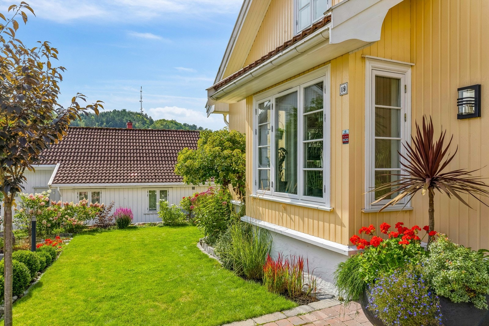En hage som står i stil med huset Galleribilde