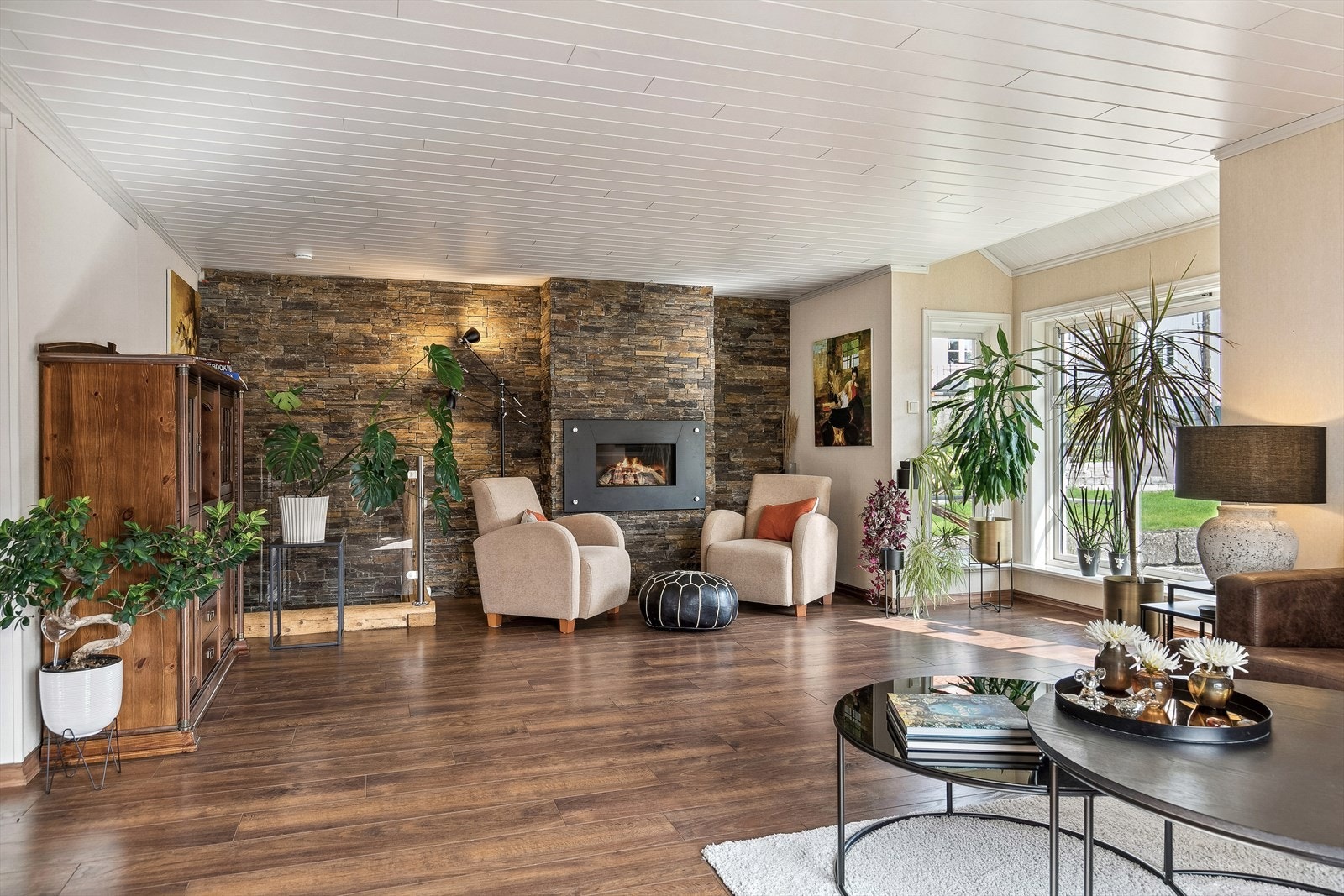 En stor og firkantet stue gir deg mange møbleringsmuligheter Galleribilde