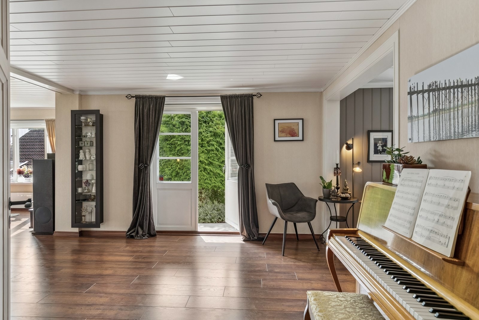 Fra mellomstua har du utgang direkte til hage Galleribilde