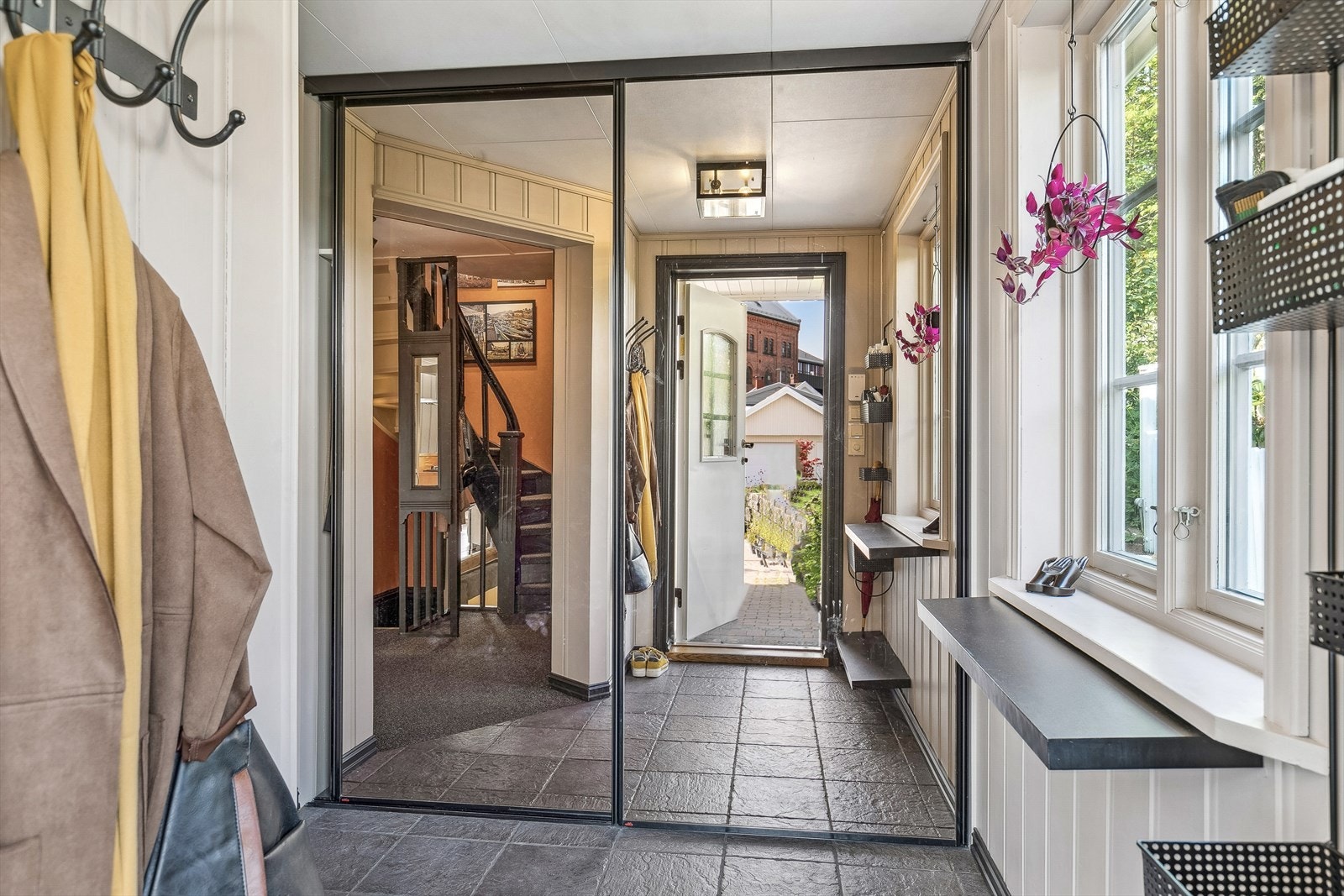 Praktisk med skyvedørsgarderobe i gangen Galleribilde