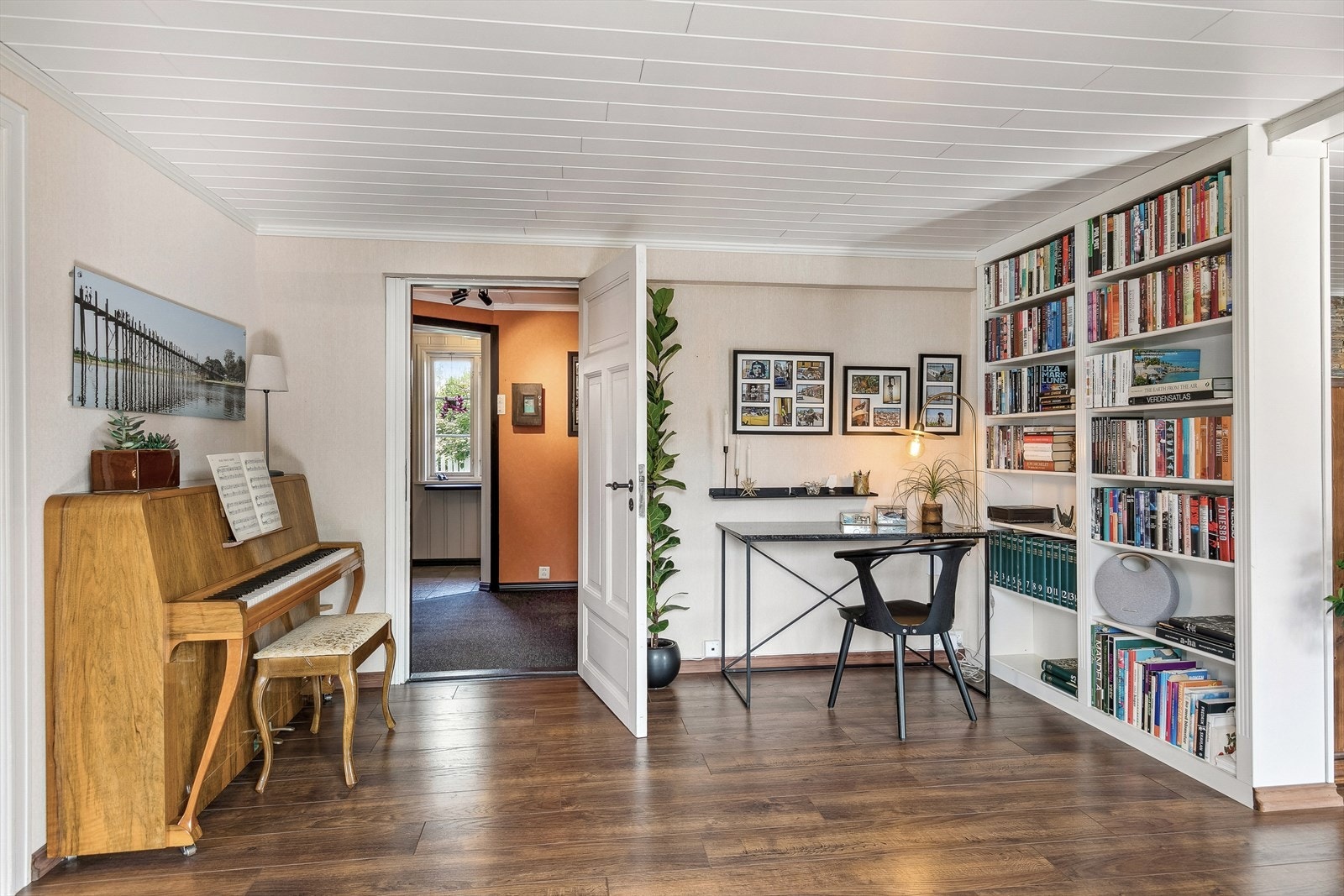 Dagens eier har fått plass til både boksamlingen, kontorplassen og et piano her Galleribilde