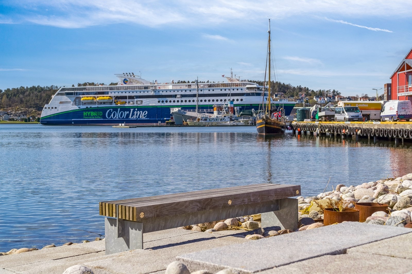 Det obligatoriske bilde av svenskeferga må til når man selger såpass nærme fjorden Galleribilde