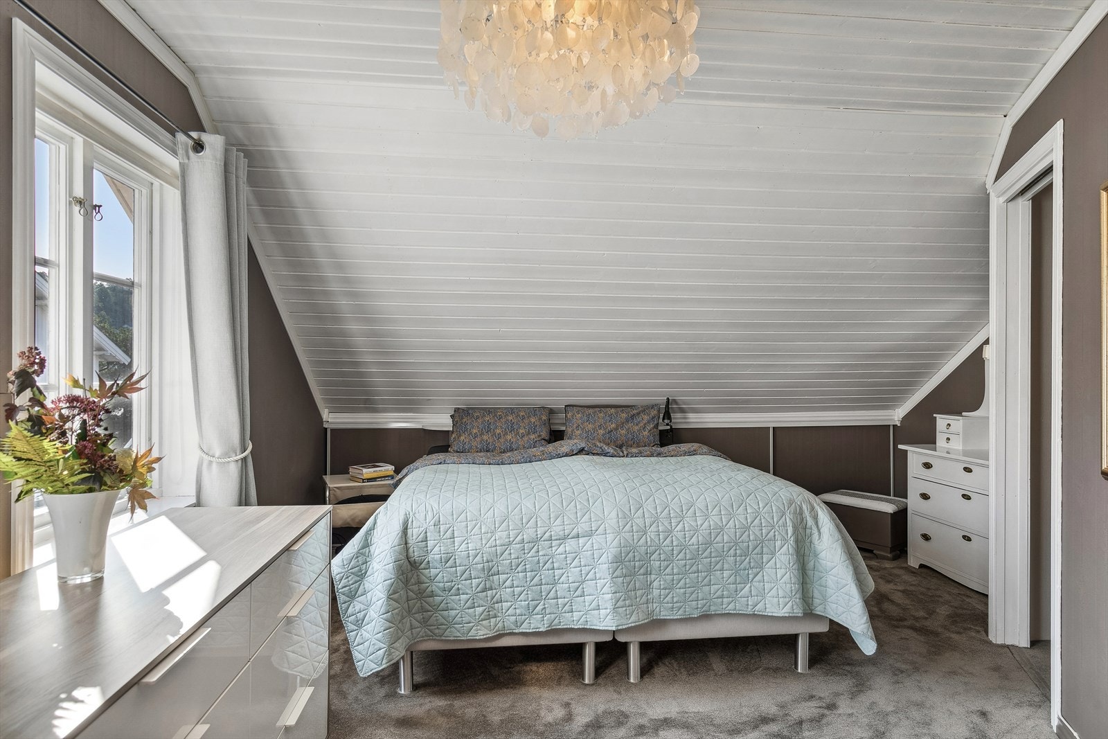 Stemningsskapende skråtak sier megleren som alltid har bodd i hus med disse takene Galleribilde