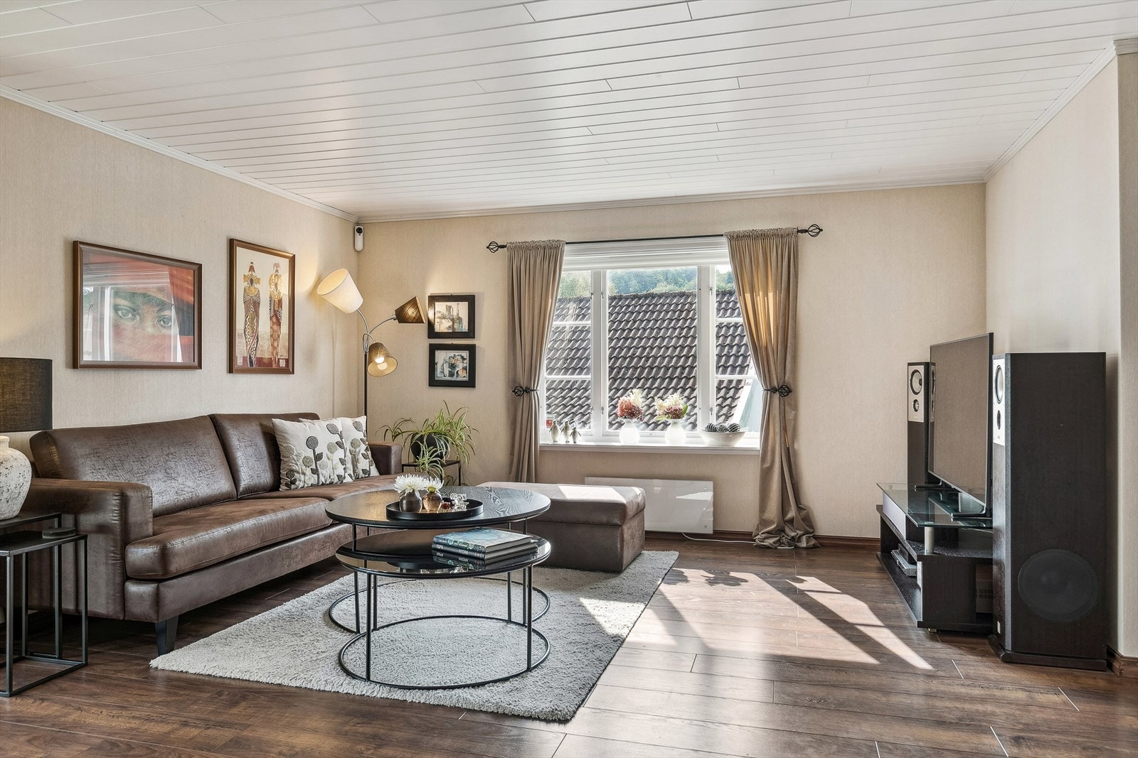 Bra med plass til store sofaer og en gedigen TV på veggen Galleribilde