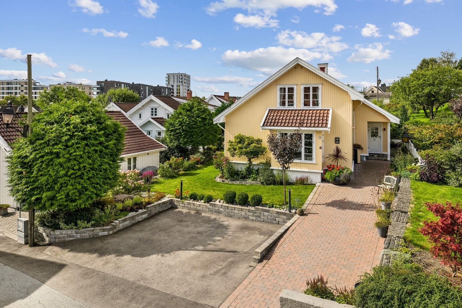 Nyanlagt gårdsplass og steinarbeider utført av anleggsgartner Galleribilde