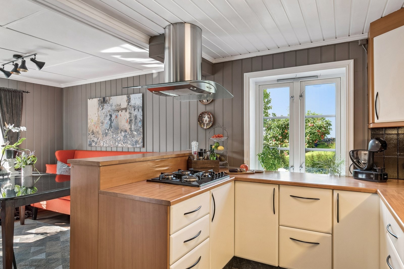 Utsikt til egen hage og massevis av naturlig lys fra rommets mange vinduer Galleribilde