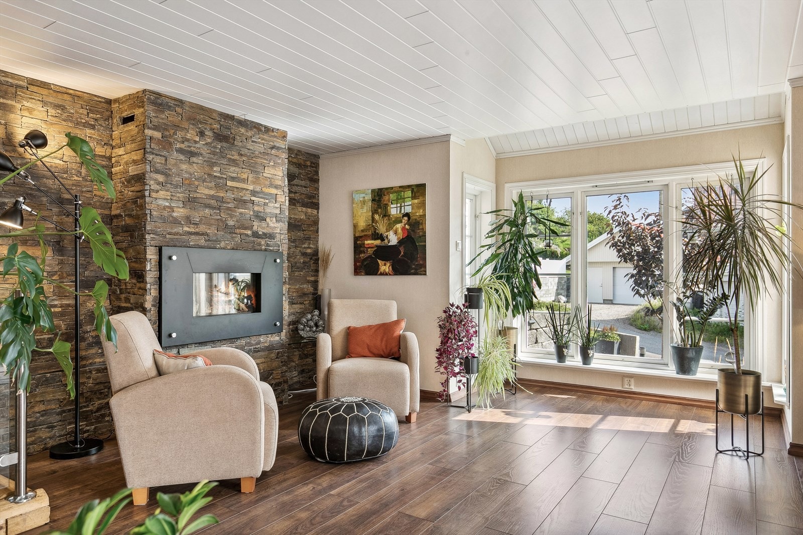 Med vinduer fra gulv til tak så får du en helt annen stemning i rommet. Dagens eier har dyrket frem hundrevis av planter i dette vinduet Galleribilde