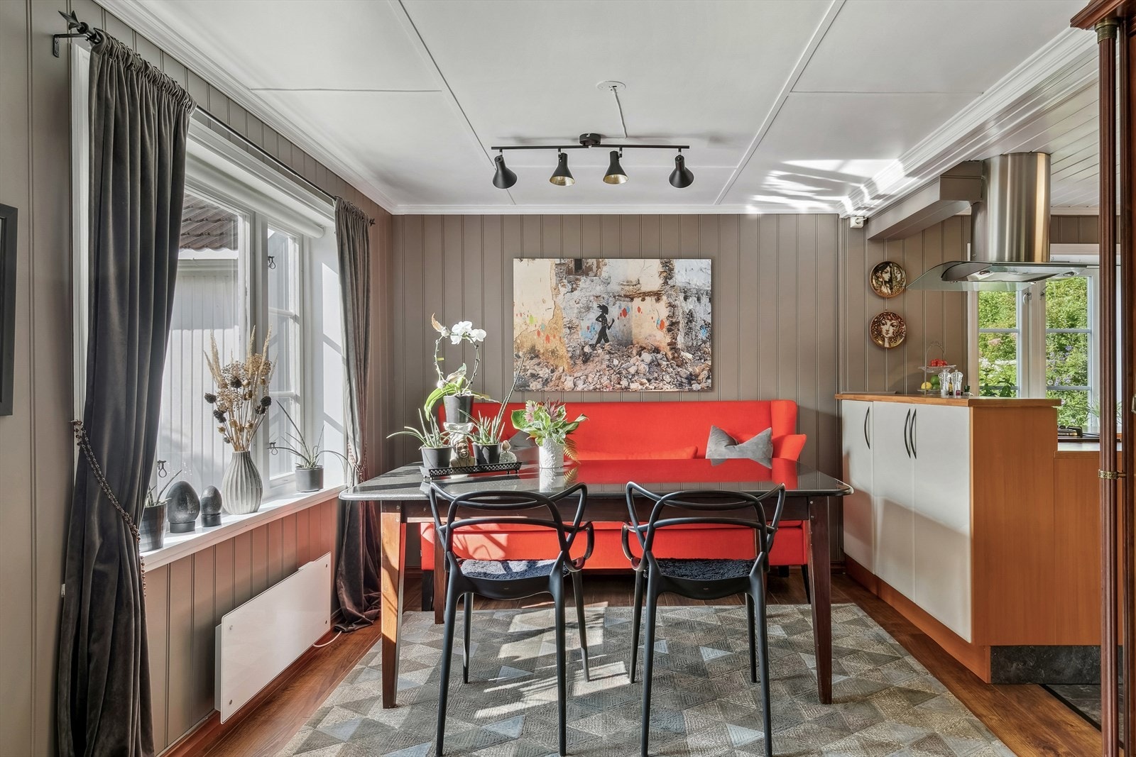 Ett kjøkken med mye plass til familie og venner Galleribilde