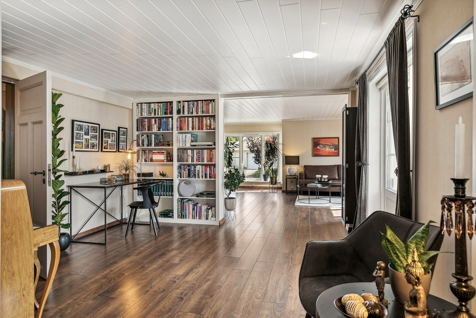 Mellomstua har mange bruksområder. Alt fra TV-stue til bibliotek, kontor og spisestue. Galleribilde