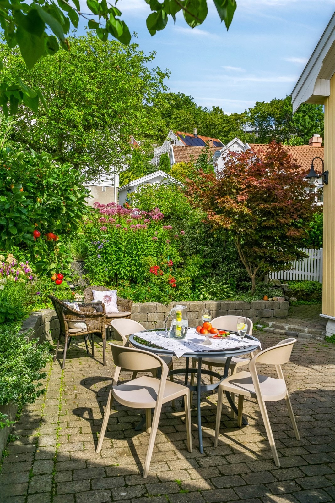 God stemning her i hagen. Dette er en av flere plasser dagens eier pleier å ha utemøbler på Galleribilde