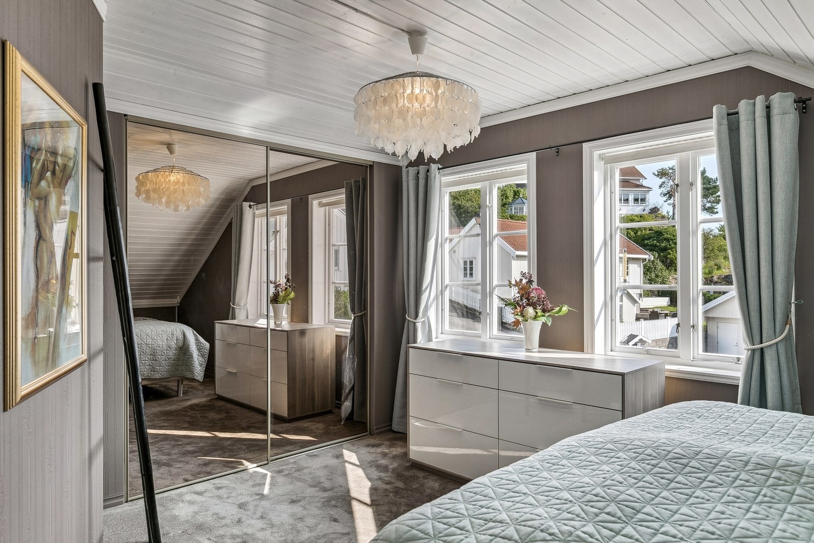 Hovedsoverom med mye skapplass Galleribilde