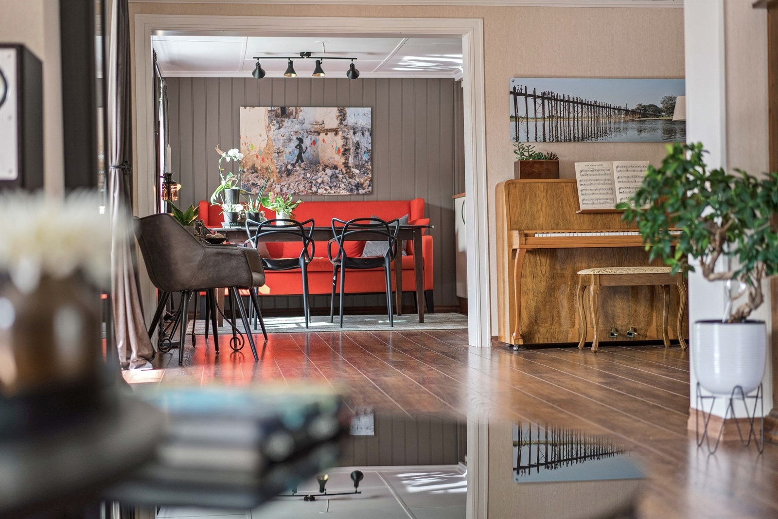 Huset er langt og fra spiseplassen ser du tvers gjennom begge stuene Galleribilde