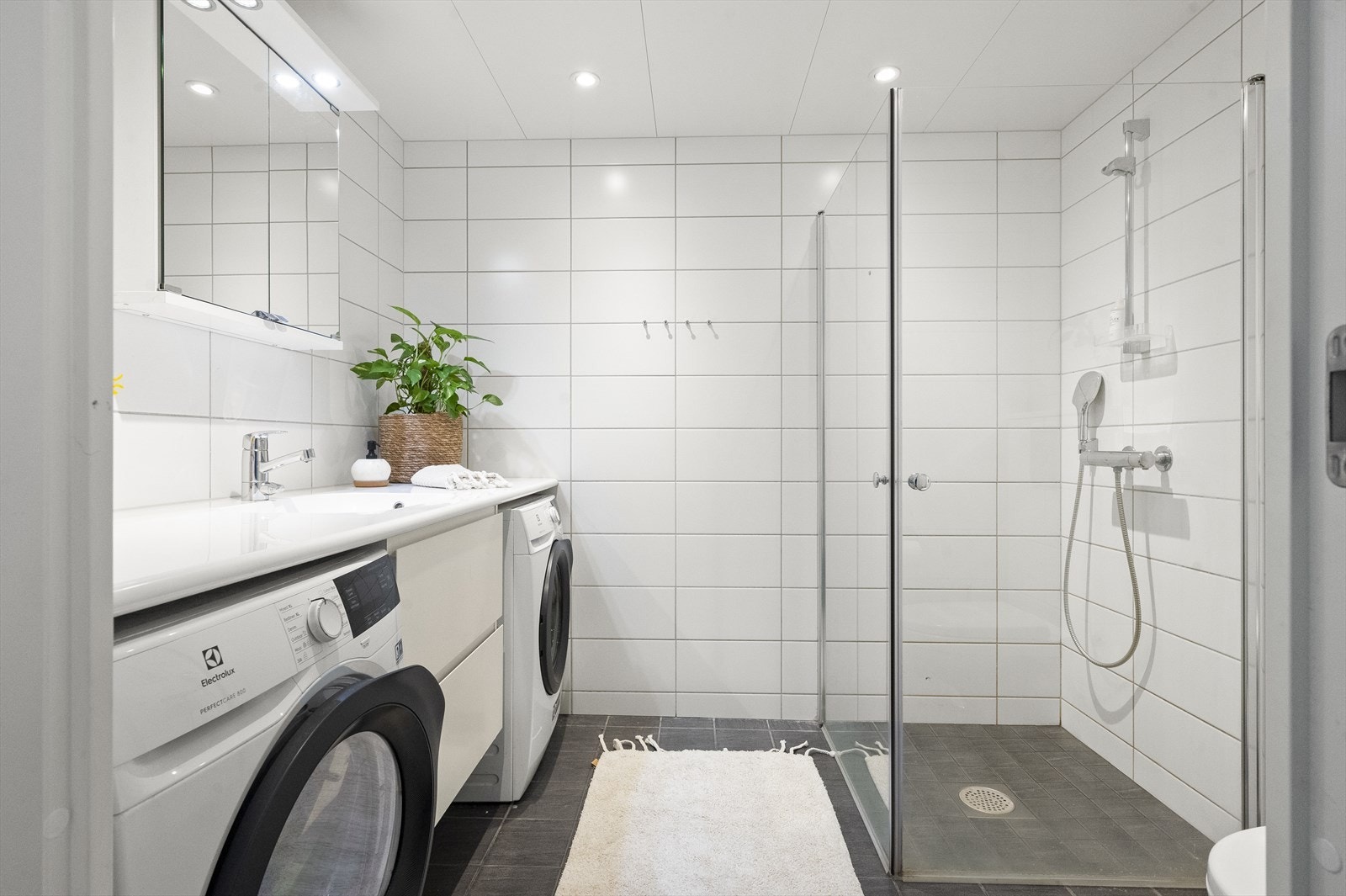 Pent flislagt baderom med gulvvarme og downlights i himling Galleribilde