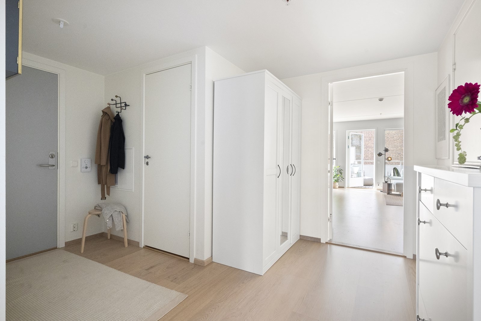 En lys og pen entré ønsker deg velkommen inn i denne flotte boligen Galleribilde