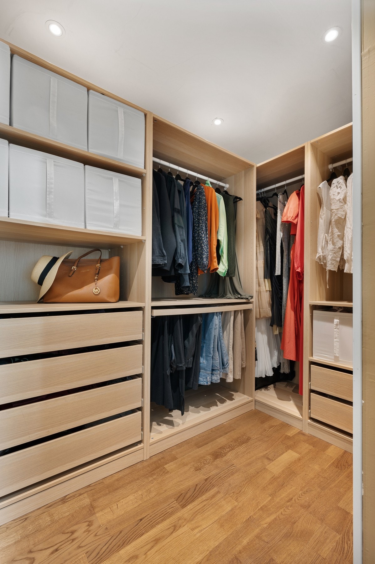 Flott walk-in-closet ved inngangspartiet Galleribilde