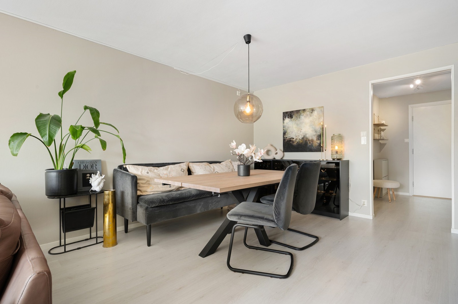 God plass til middagsgjestene her Galleribilde