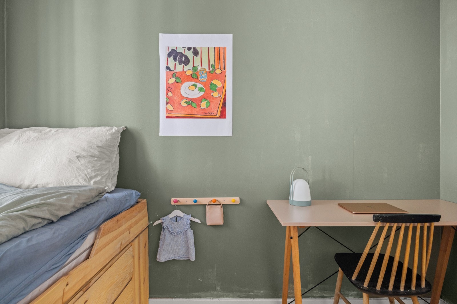 Veggene er malt i en lys, behagelig farge. Galleribilde