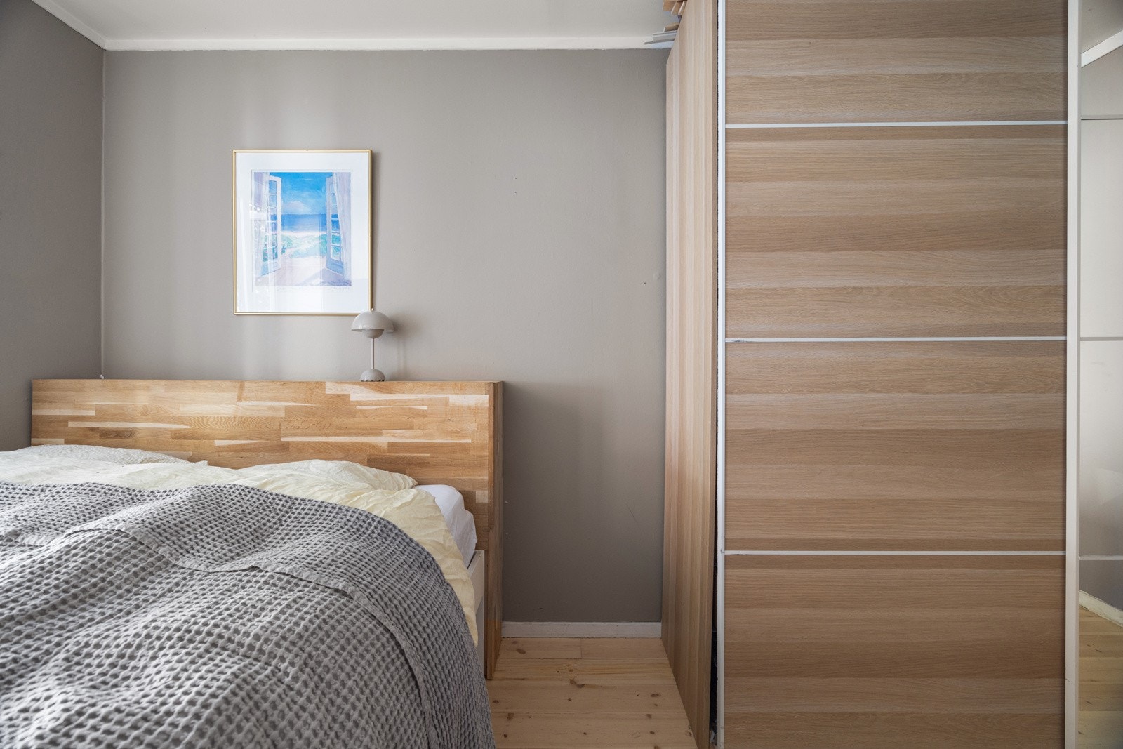 Rikelig oppbevaringsplass i skyvedørsgarderobe med speil. Galleribilde