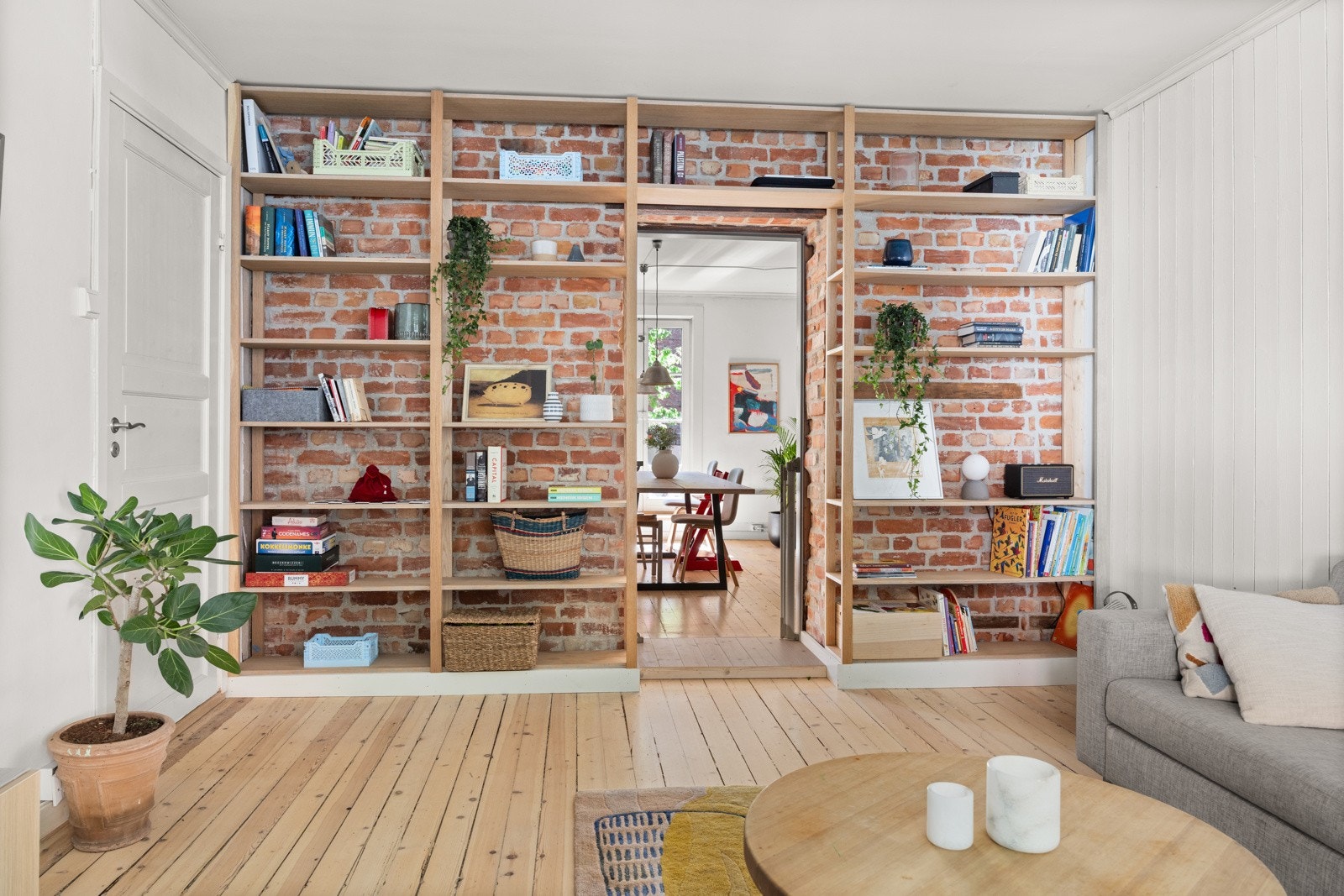 Den store bokhylla i stua er plassbygget av møbelsnekker, og gir svært gode muligheter for oppbevaring. Galleribilde