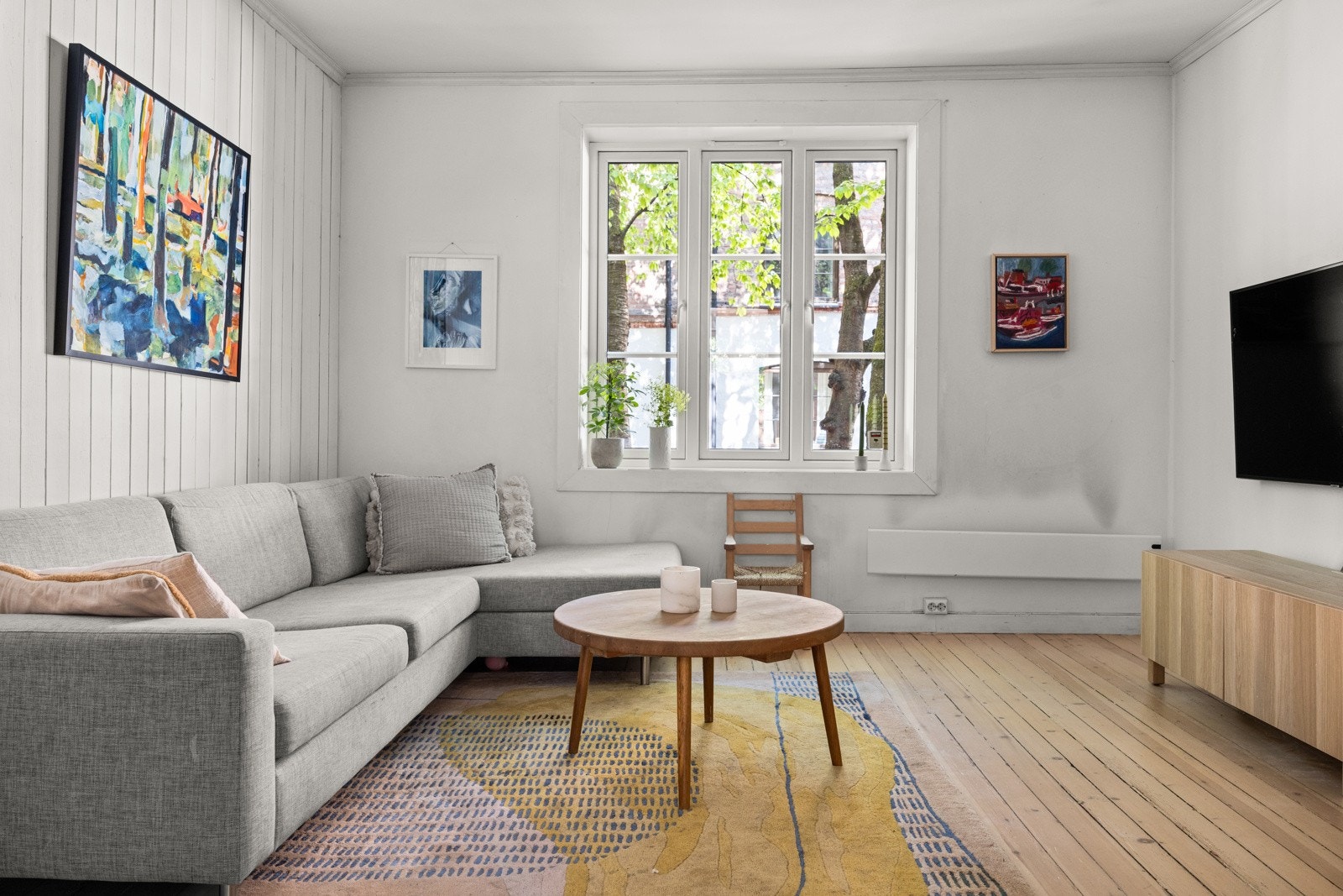 Gjennomgående lys og god takhøyde. Galleribilde