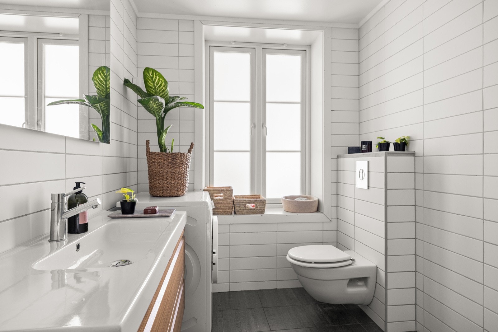 Leiligheten har et delikat bad med oppgraderinger fra rundt 2011. Galleribilde