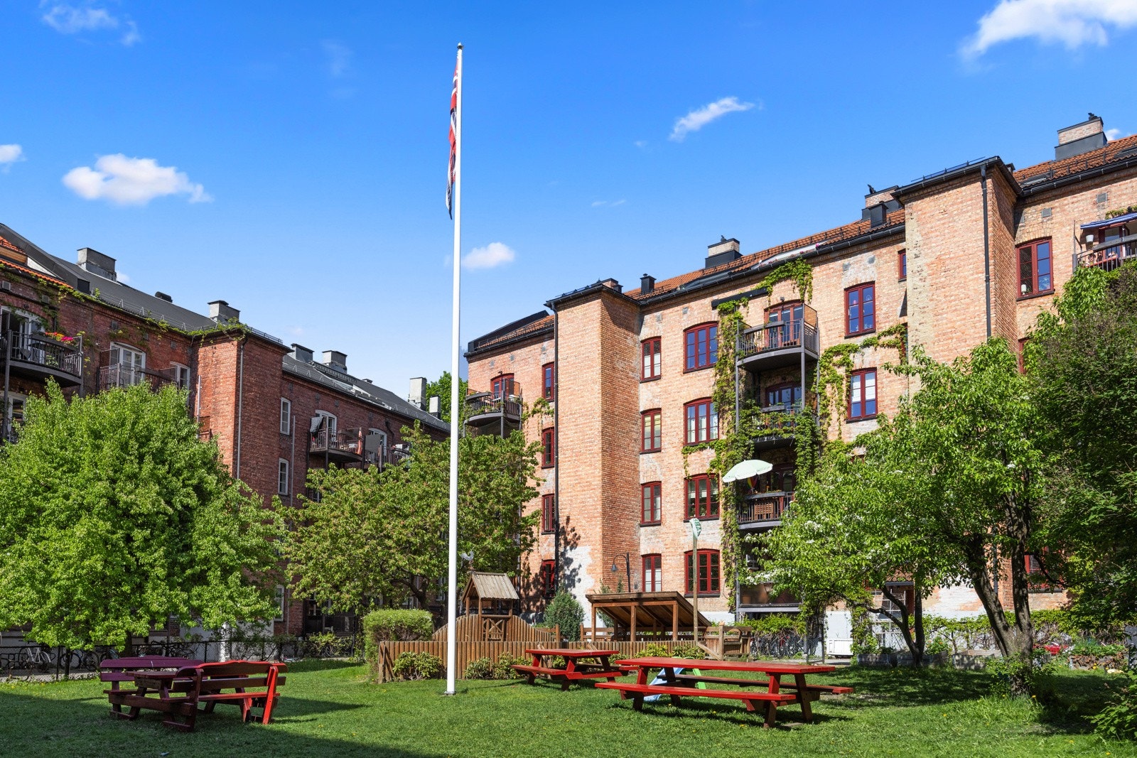 Jørgen T. Åkerland, Partner / Eiendomsmegler MNEF ved Schala & Partners Eiendomsmegling viser den fine leilgheten i populære Gråbeinkvartalet. Galleribilde