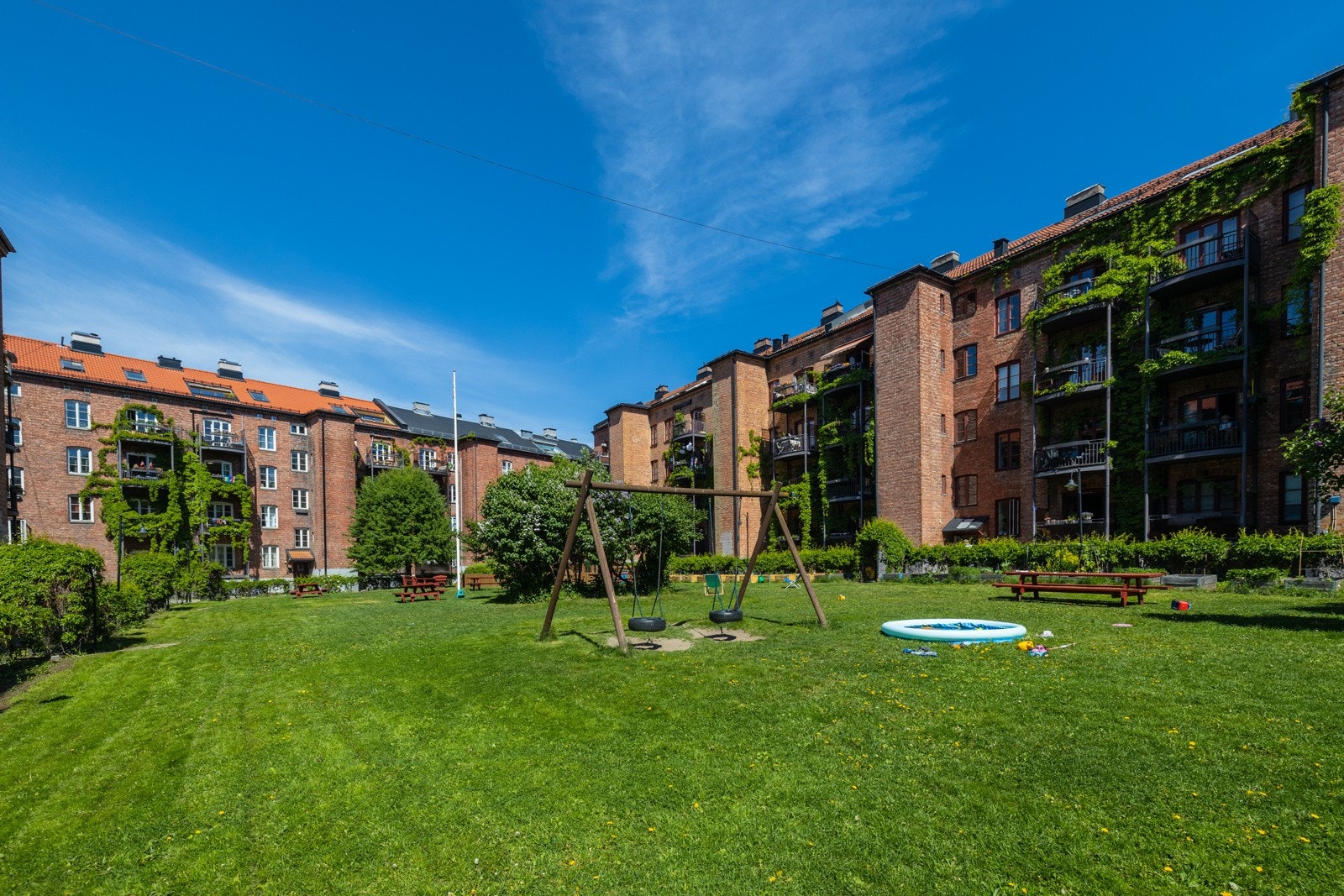 Området er perfekt for deg som ønsker umiddelbar nærhet til det urbane byliv, samtidig som du bor stille og tilbaketrukket i et trygt nabolag. Galleribilde