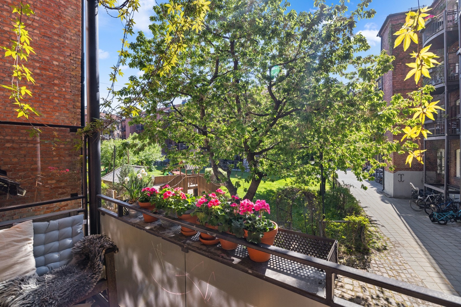 Det er plass til å innrede med utemøblement. Galleribilde