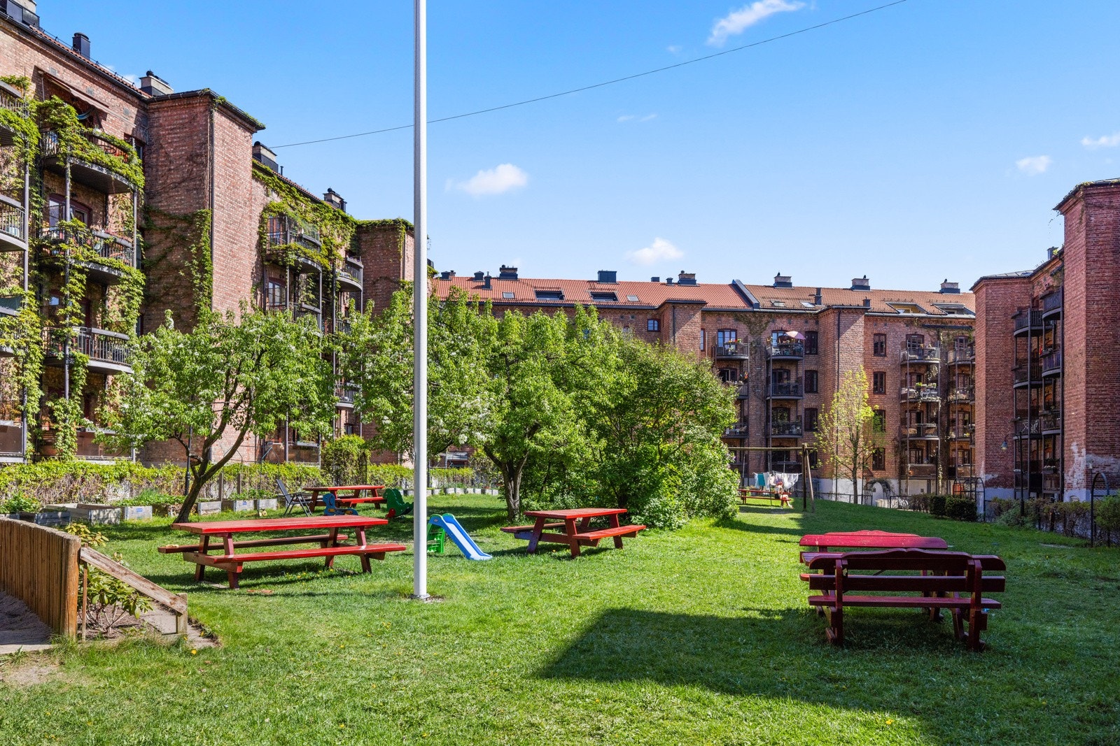 Herlig beliggenhet mot nydelig bakgård i populære Gråbeinkvartalet. Galleribilde