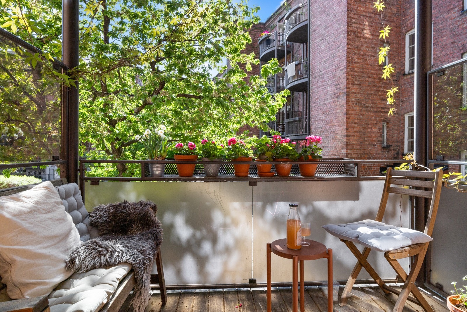 Balkongen vender mot den idylliske bakgården i Gråbeinkvartalet. Galleribilde