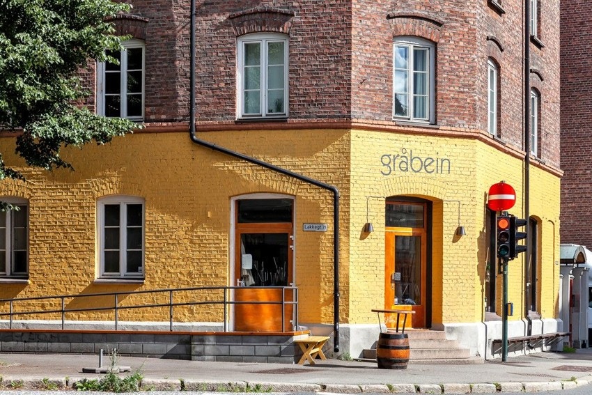 Gråbein café og bar ligger i samme gård, på hjørnet av Gråbeinkvartalet. Galleribilde